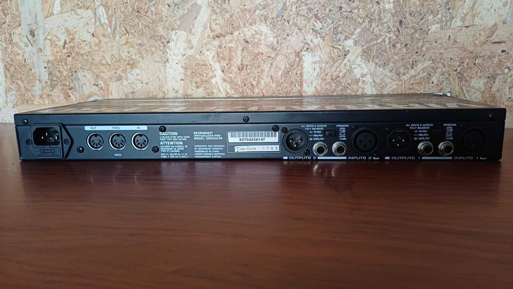 Aparelho de efeitos Behringer Virtualizer DSP2024