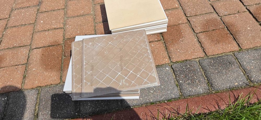 Kafelki 24x24 - 2 metry + 20x20 - 23 sztuk 2 różne kolory