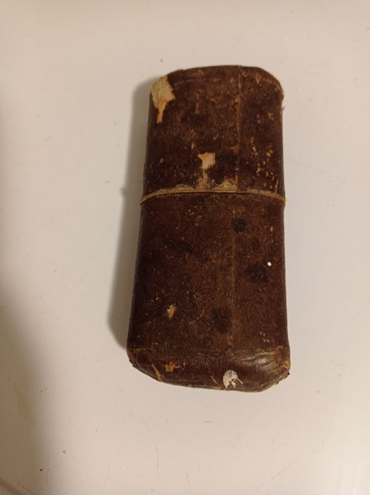 Stare etui do okularów