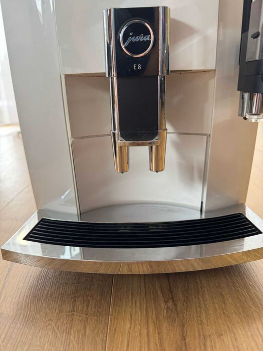 Ekspres ciśnieniowy Jura E8 Moonlight Silver