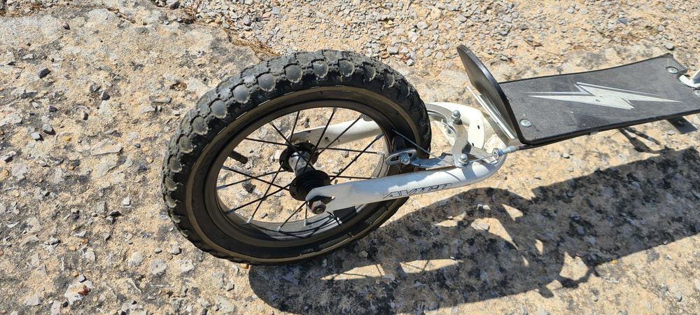 TROTINETE com pneus insufláveis, travões, descanso e outras maravilhas