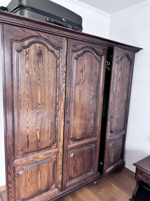 Dębowe ciemne szafy