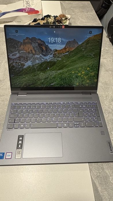 Portatil 2-em-1 LENOVO