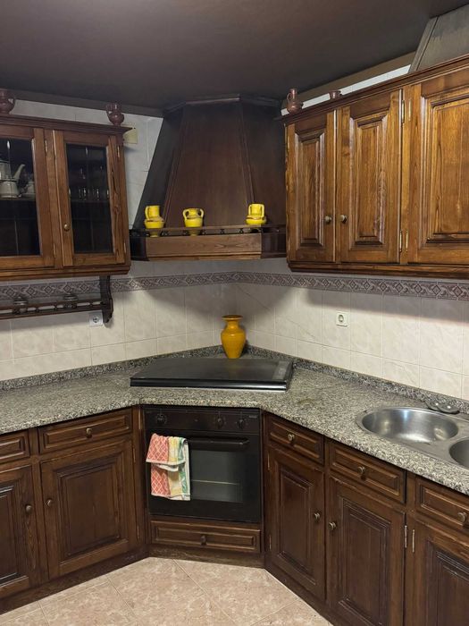 Conjunto de Móveis de Cozinha em Madeira Maciça