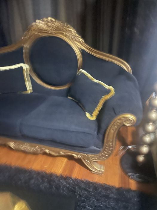 Sofa, cadeirao preto e dourado