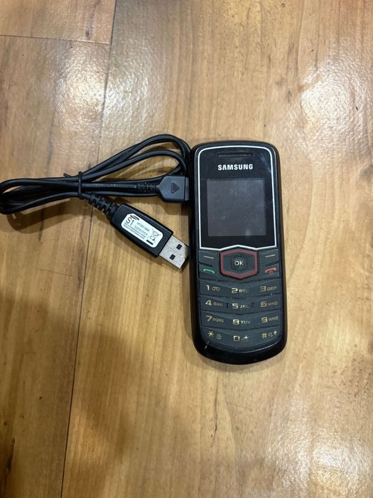 Телефон Samsung кнопочний