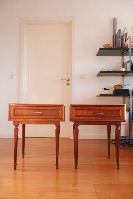 Mesinhas de cabeceira vintage em madeira