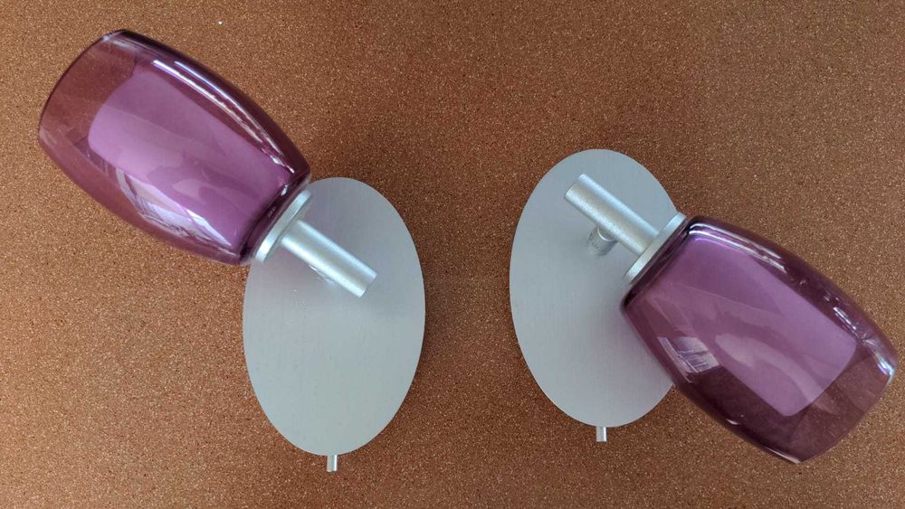 Apliques totalmente orientáveis em vidro rosa com base em aço inox