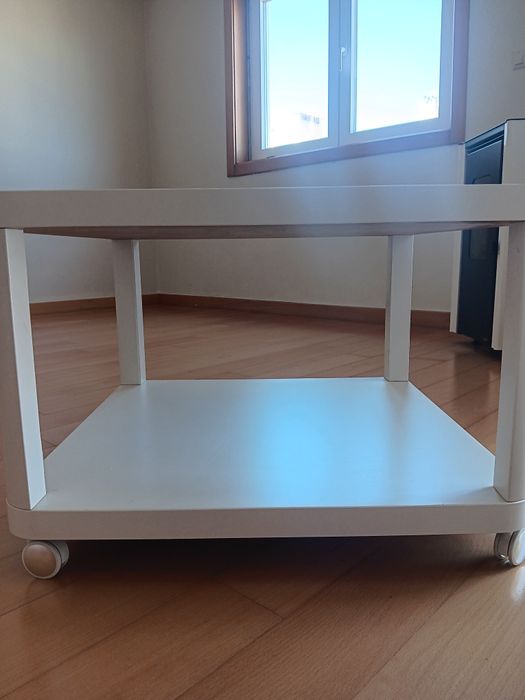 Mesa de centro com rodas