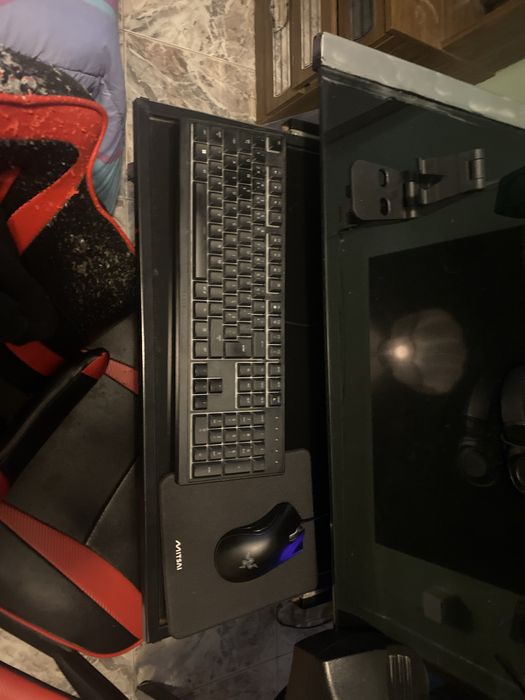 Ps4, fones teclado e rato da razer colunas ps4 mal usado pedais falta de uso vem com luzes na ps4 tudo e com cabos  para os comandos