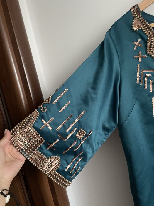 Nowa Vivikes satynowa sukienka z bogatym zdobieniem etno boho