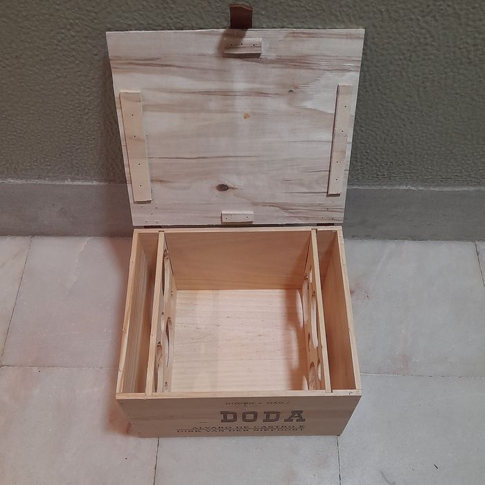 Caixa madeira vinhos arrumação