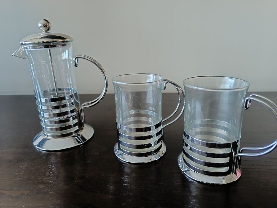 Conjunto de cafeteira de prensa e duas canecas para café moído