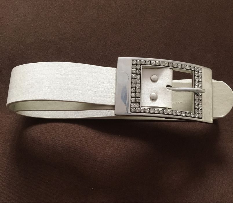 Biały pasek noszony