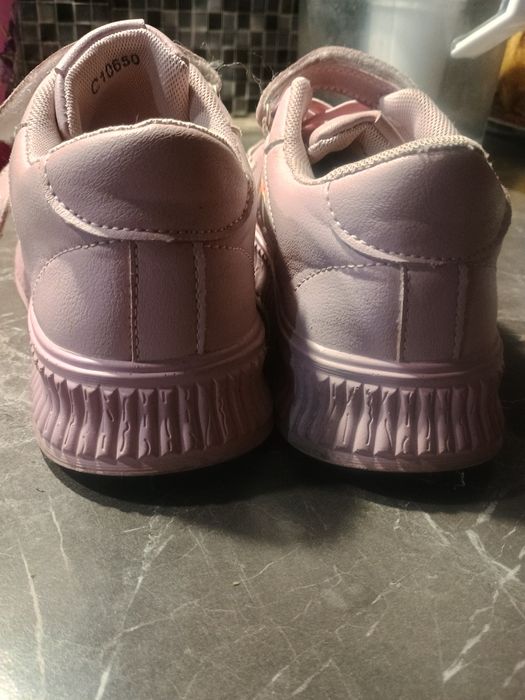 Кроссовки девочке