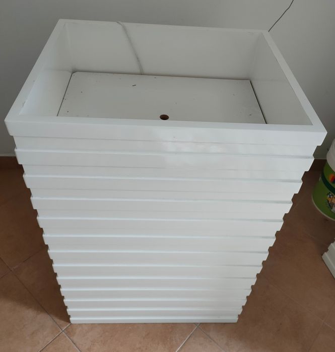 Floreira de sala nova com luz embutida, branco brilhante