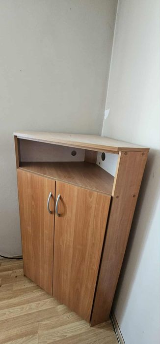 Narożna komoda w kolorze olchy miodowej z trzema półkami