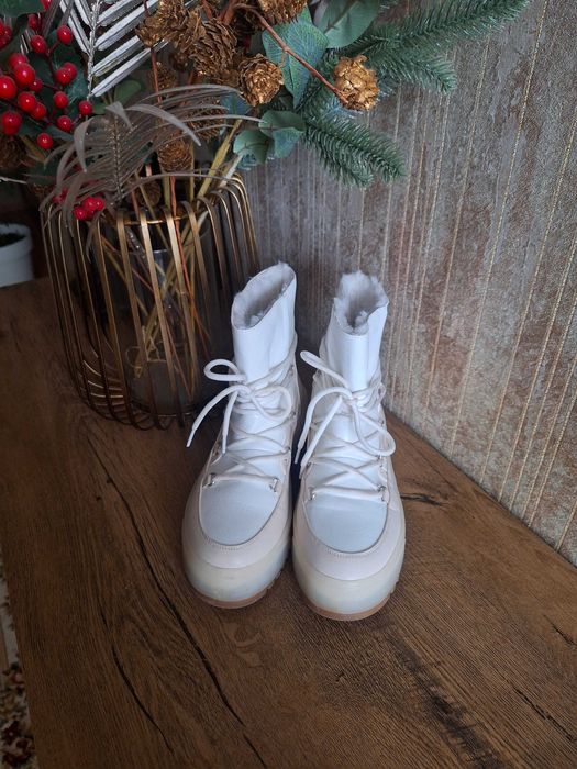 Продам жіночі зимові чоботи( луноходи) фірми Reserved