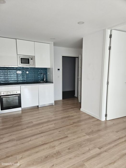 Apartamento T1 Novo com Varanda e Garagem
