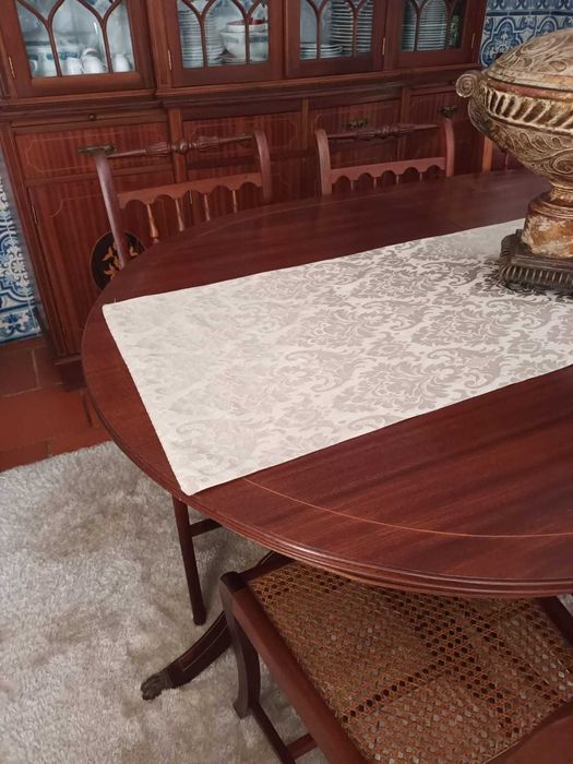 Móvel e mesa de sala em madeira