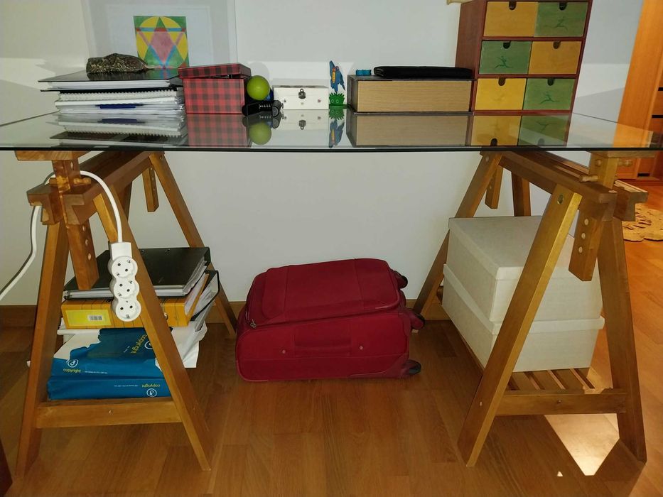 Secretária Ikea, tampo vidro, regulável em altura