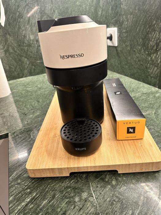 Maquina de café NESPRESSO vertuo como nova