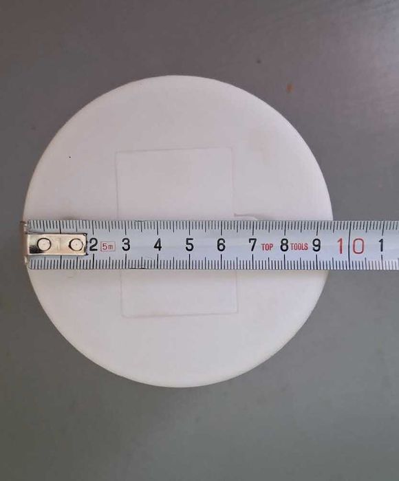 Mała biała lampka na biurko na szafkę nocną działa na baterie