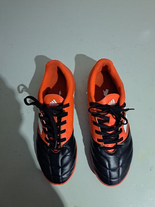 Vendo um pare de ténis adidas vermelhos em preto n-41 como novos.