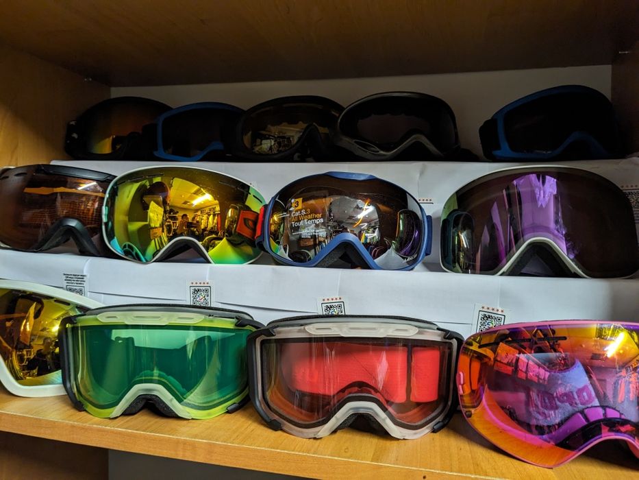 Прокат лижі, сноуборди, черевики, оренда лижного одягу, шоломів, масок