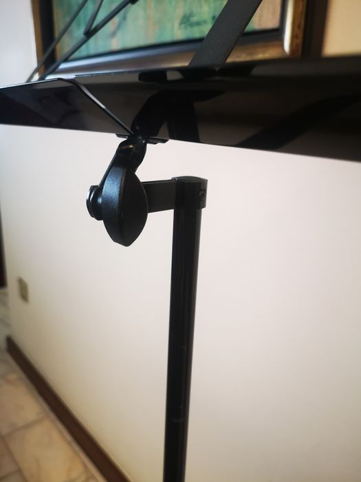 Tripé - Suporte para pautas em preto