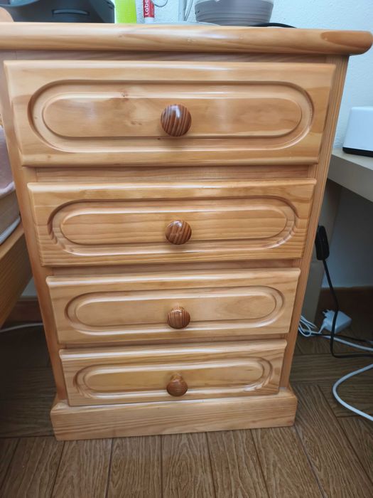 Vendo mesa de cabeceira madeira pura em pinho, pouco uso com quatro. Tamanho 35x45. Entrega em mão em Sesimbra.