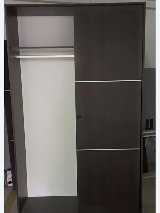 Roupeiro Elegante em Castanho — Transforme o Seu Quarto com Estilo!