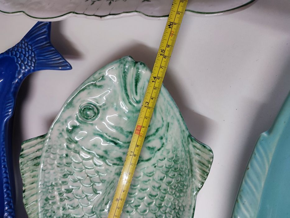 Peças de louça com design de peixe.