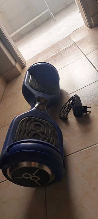 hoverboard (ou scooter elétrica de autoequilíbrio) na cor azul.