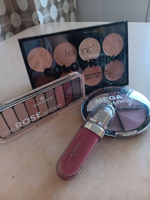 Vários  produtos de maquilhagem (novos)