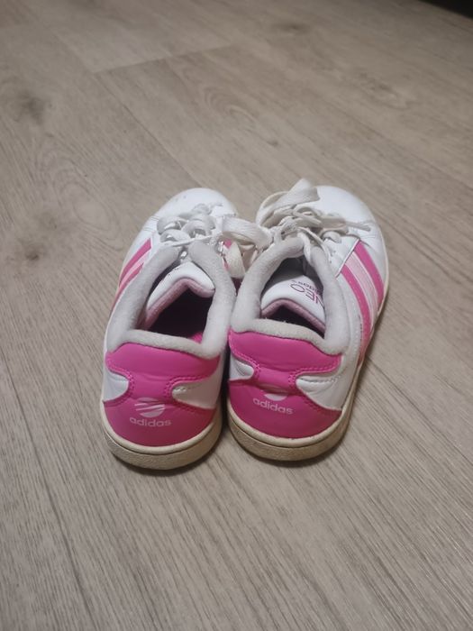 На дівчину красовки