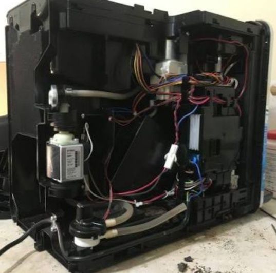 Ремонт кофемашин роботает подросток.