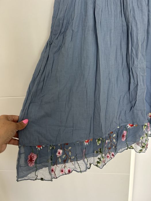 Vestido com bordado forrado. L