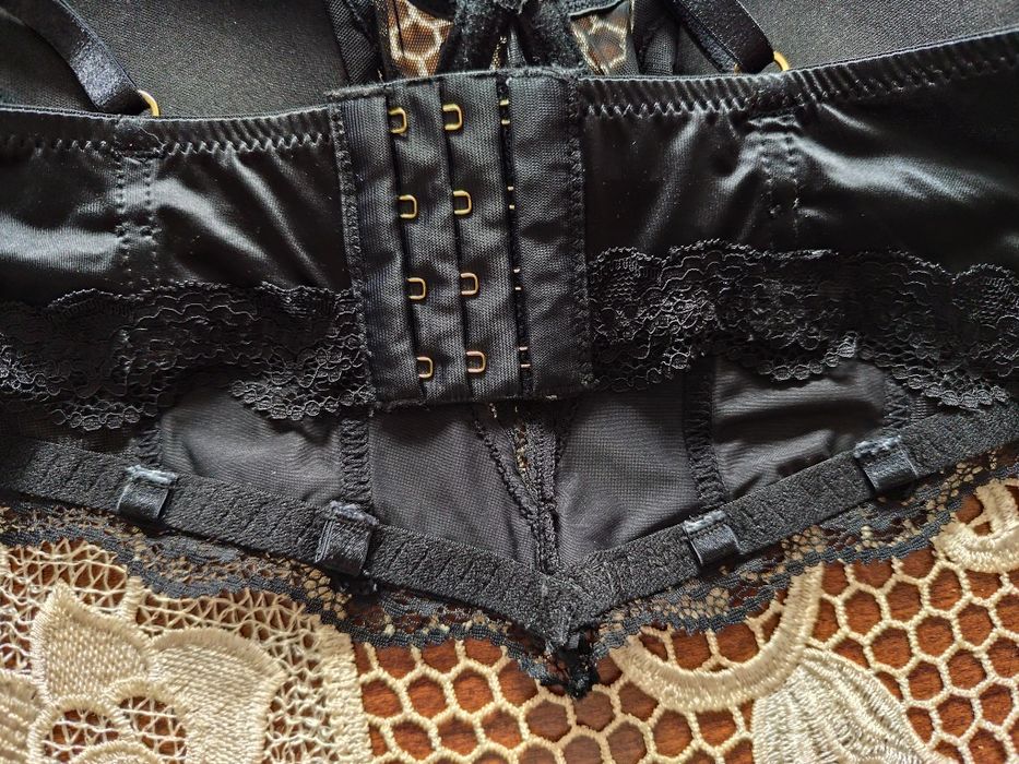 Gorset z koronką na regulowane ramiączka rozm 70B.