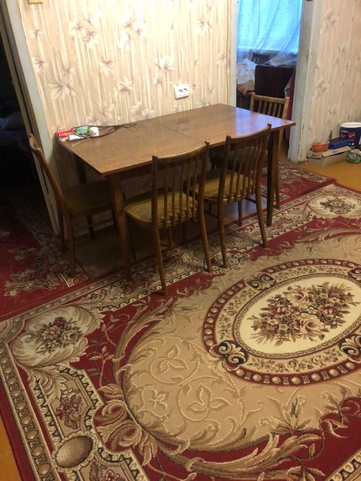 Продам квартиру на Алмазному . Поруч з зупинкою.