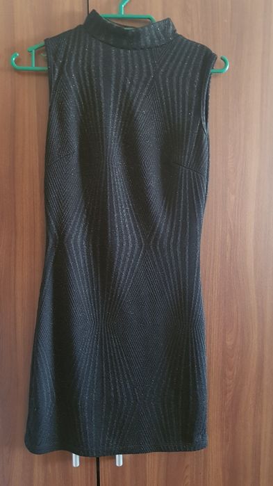 Czarna lekko świecąca sukienka