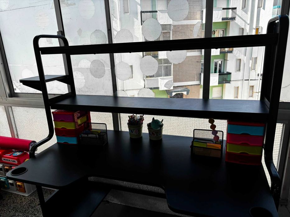 Vendo secretária IKEA FREDDE, modelo gaming, em preto.