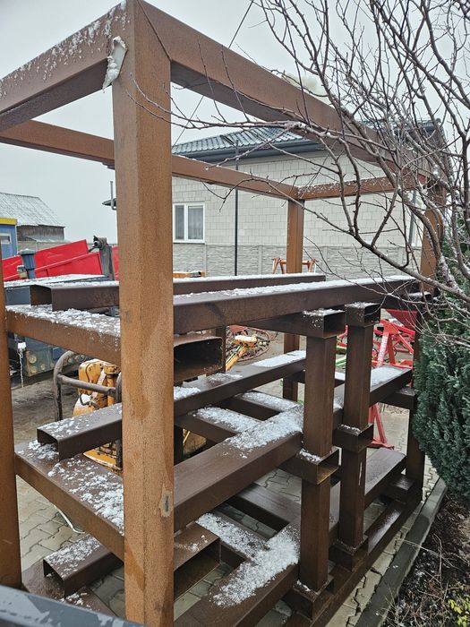 Regał metalowy na ciężkie przedmioty