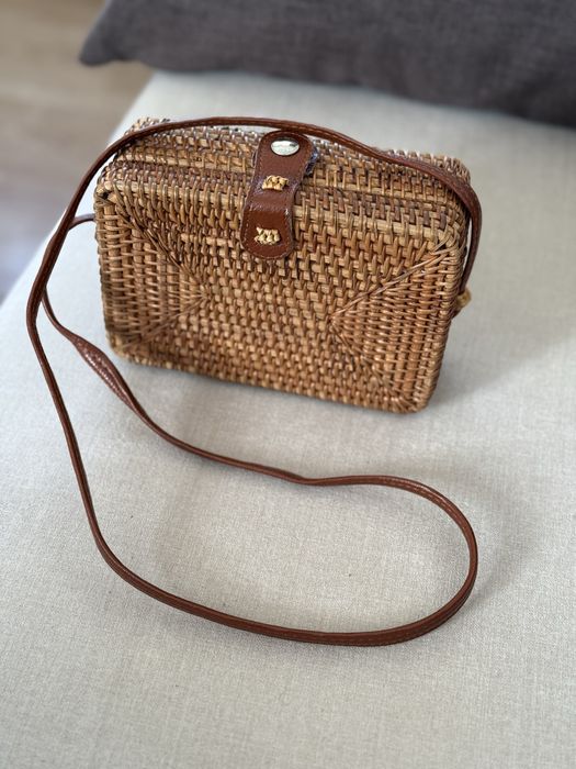 Невелика сумочка, через плече