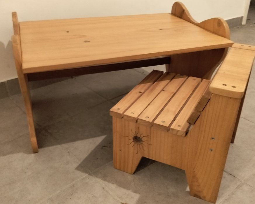 Mesa/Secretaria com cadeira para  criança