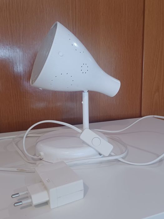 Wall-mounted lamp with light intensity dimmer.