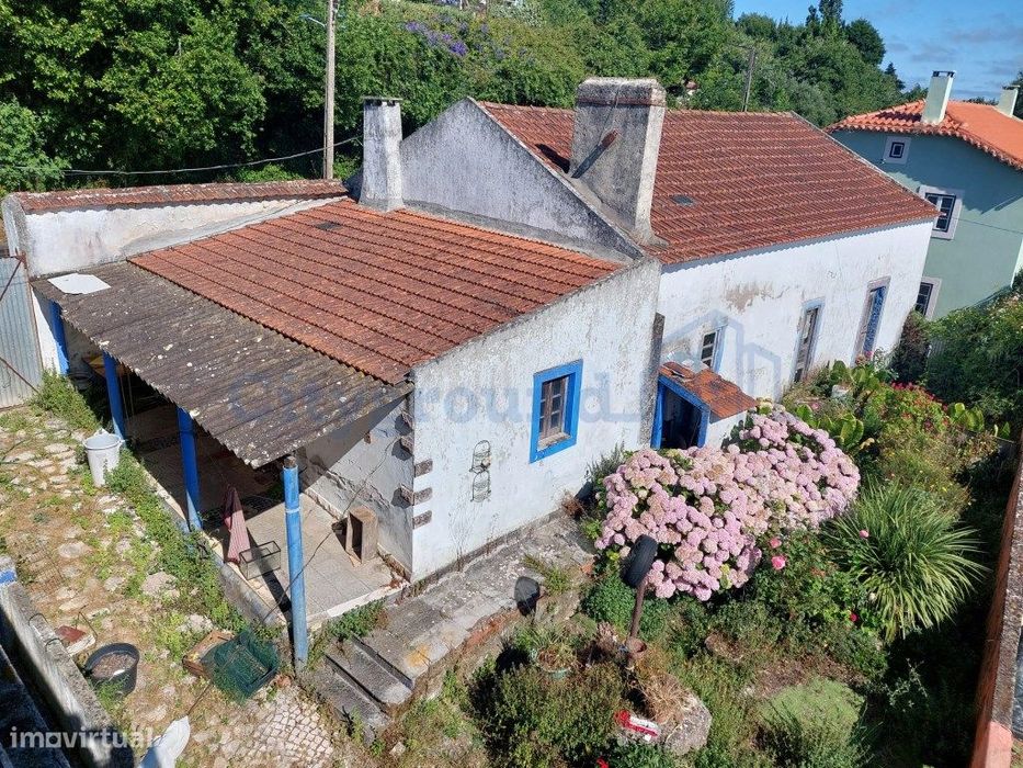 Moradia com armazém, terraço e pátio para recuperação