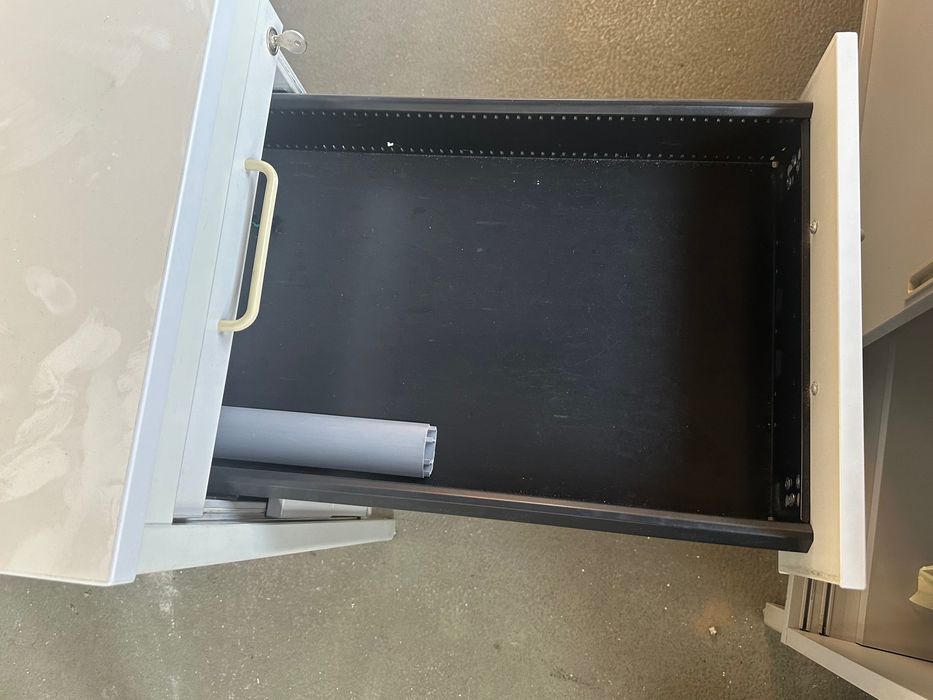 Biurko z kontenerkiem