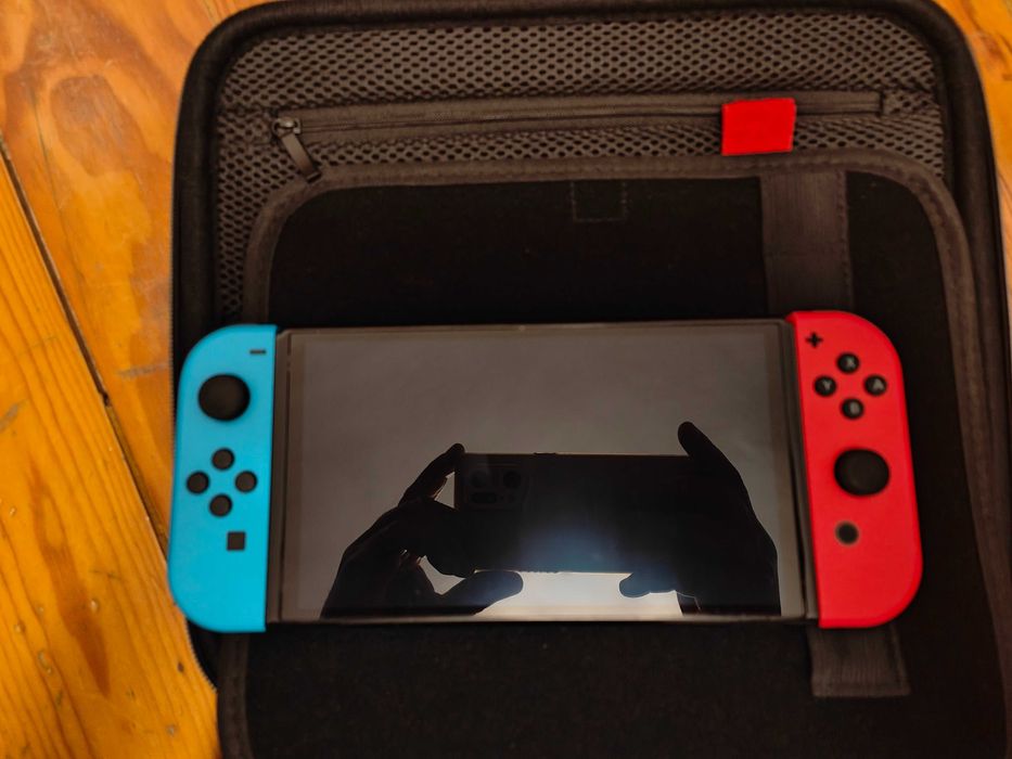 Consola Nintendo Switch OLED + acessórios e bolsa, em perfeito estado