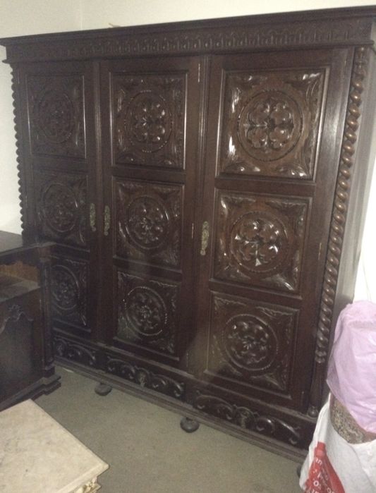 Roupeiro antigo em madeira macica